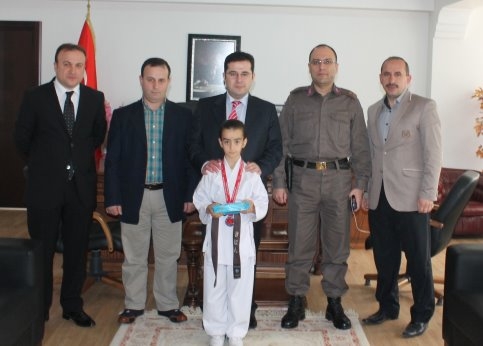 Şampiyon Birinci Kaymakam Bı’yı Makamında Ziyaret Etti