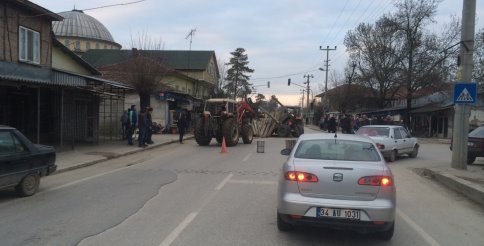Kavak Yüklü Traktör Devrildi