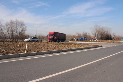 Tır ile Otomobil Çarpıştı 5 Yaralı