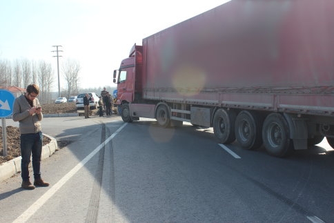 Tır ile Otomobil Çarpıştı 5 Yaralı