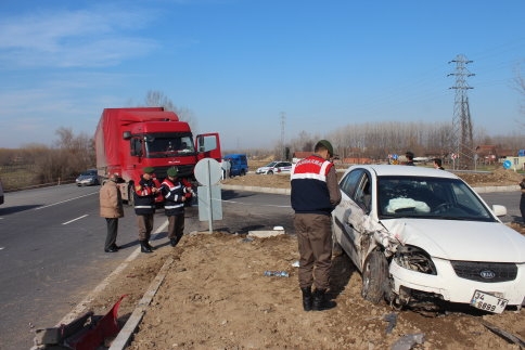 Tır ile Otomobil Çarpıştı 5 Yaralı