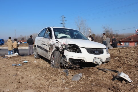 Tır ile Otomobil Çarpıştı 5 Yaralı