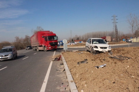 Tır ile Otomobil Çarpıştı 5 Yaralı