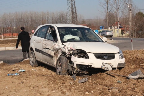 Tır ile Otomobil Çarpıştı 5 Yaralı