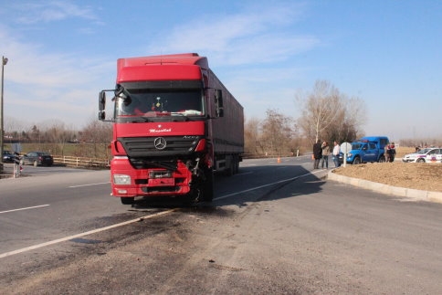 Tır ile Otomobil Çarpıştı 5 Yaralı