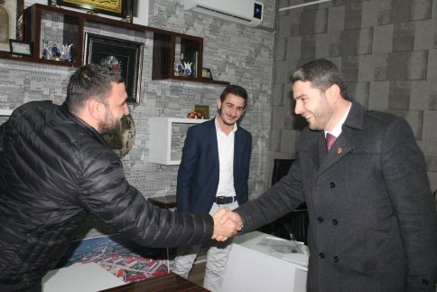 Selman Demirtaş ile Yaşar Yazıcı kol kola.