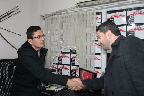 Selman Demirtaş ile Yaşar Yazıcı kol kola.