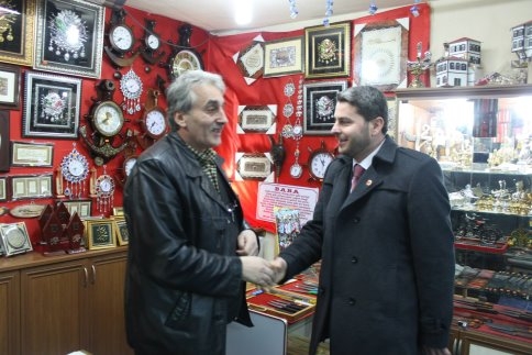 Selman Demirtaş ile Yaşar Yazıcı kol kola.