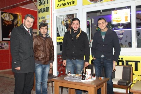 Selman Demirtaş ile Yaşar Yazıcı kol kola.