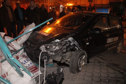 Kontrolden Çıkan Otomobil Dükkana Girdi