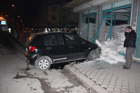 Kontrolden Çıkan Otomobil Dükkana Girdi