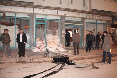 Kontrolden Çıkan Otomobil Dükkana Girdi