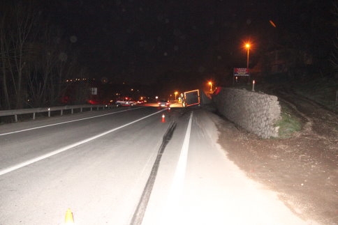 Tır'ı Deviren Sürücü Yaralandı 