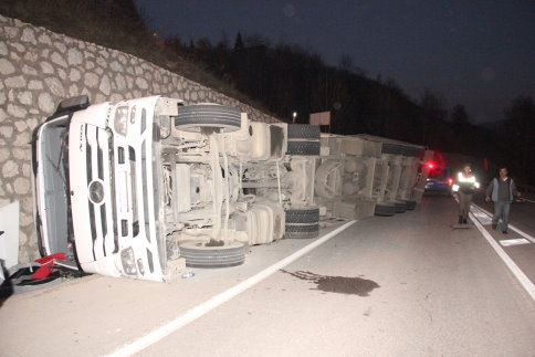 Tır'ı Deviren Sürücü Yaralandı 