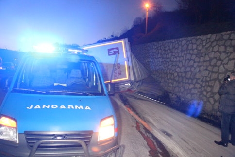 Tır'ı Deviren Sürücü Yaralandı 