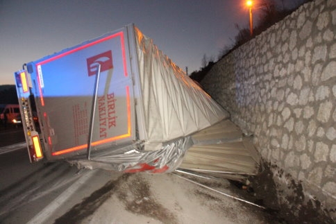 Tır'ı Deviren Sürücü Yaralandı 