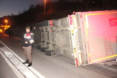 Tır'ı Deviren Sürücü Yaralandı 