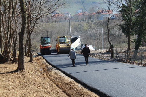 Güneşi Görünce Asfaltı Serdi 