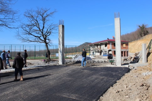 Güneşi Görünce Asfaltı Serdi 