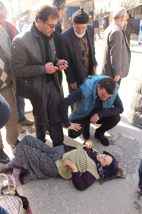 Yaşlı Kadına Pır Pır Çarptı