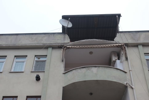 Tehlike Saçan Duvar Yıkıldı