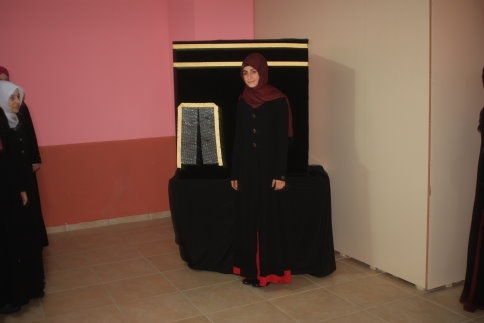 Dubai'li İş Adamı Başarılı Öğrenciyi Umre'ye Gönderdi