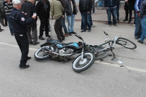 Motosiklet Bisiklete Çarptı