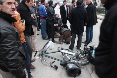 Motosiklet Bisiklete Çarptı