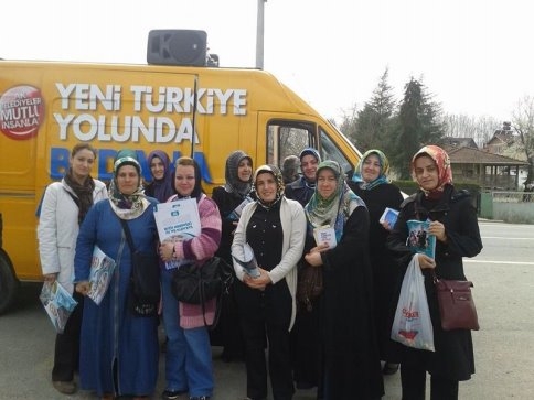 Ak Kadınlar Coşkuyla Karşılanıyor