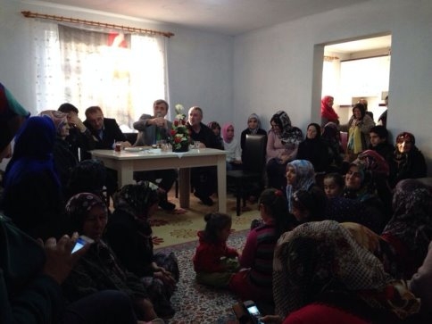 Ak Kadınlar Coşkuyla Karşılanıyor