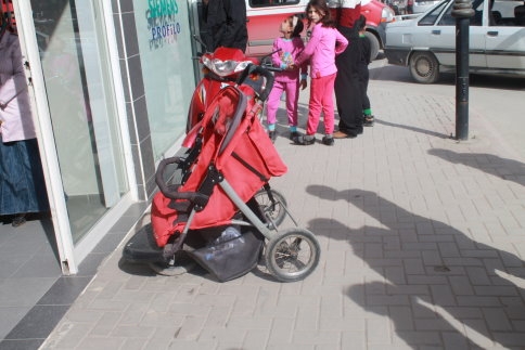 Traktör Bebek Arabasının Üzerinden Geçti