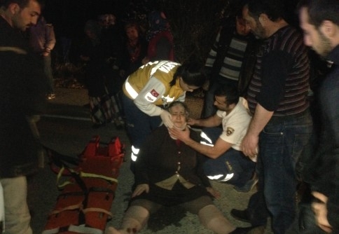 Motosiklet Yaya 'ya Çarptı 2 Yaralı 