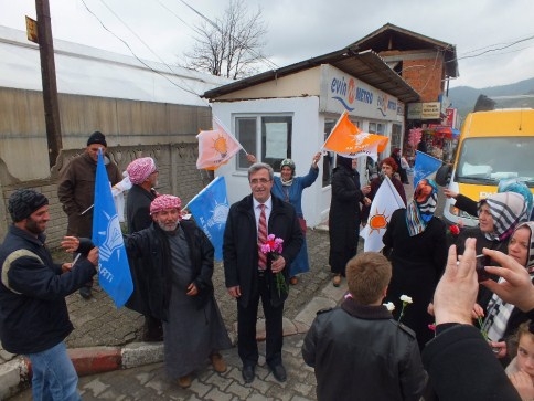 Hasan AKCAN Çiçek Dağıttı