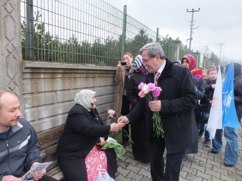 Hasan AKCAN Çiçek Dağıttı
