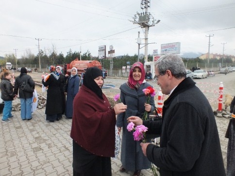 Hasan AKCAN Çiçek Dağıttı