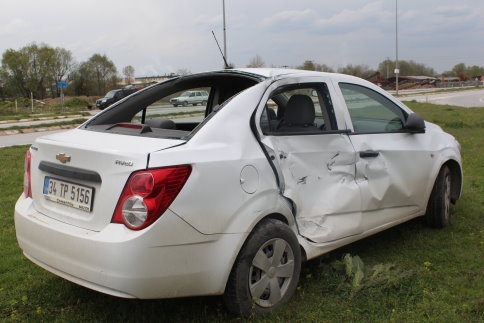 Yola Dikkatsiz Çıkan Otomobile Kamyon Çarptı