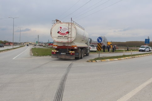 Yola Dikkatsiz Çıkan Otomobile Kamyon Çarptı