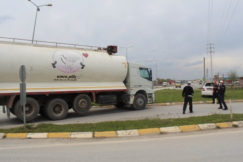 Yola Dikkatsiz Çıkan Otomobile Kamyon Çarptı