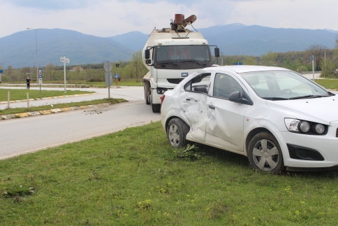 Yola Dikkatsiz Çıkan Otomobile Kamyon Çarptı