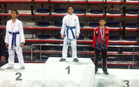 Akyazı’lı Karatecilerden 13 Madalya