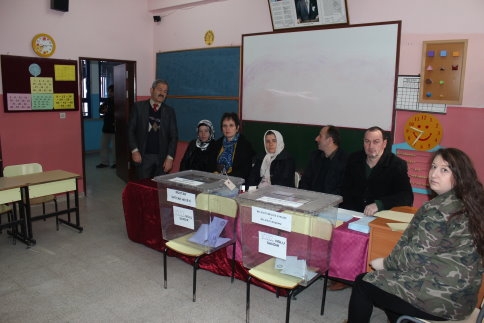 Oy verme işlemleri yoğun şekilde sürüyor.