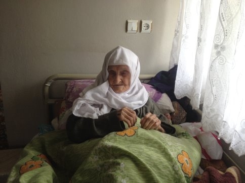 1329 Doğumlu Yaşlı Kadın 115 Yaşında Oyunu Kullandı