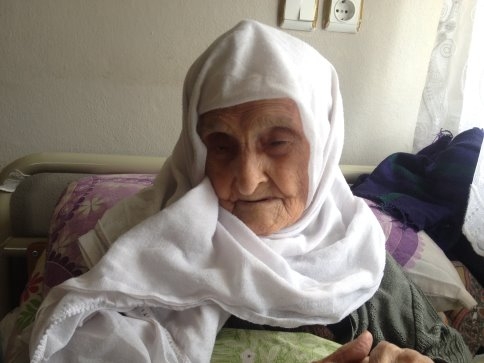 1329 Doğumlu Yaşlı Kadın 115 Yaşında Oyunu Kullandı