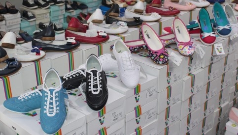 EKOL AYAKKABI  Yaza bomba giriyor.