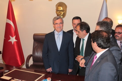 Akyazı Belediye Başkanı Makamında