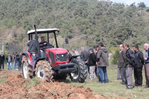 Erkunt, Düşük Yakıt Tüketimi  Noter Tarafından Tescilli Traktörleriyle Akyazı’da.
