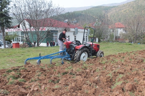 Erkunt, Düşük Yakıt Tüketimi  Noter Tarafından Tescilli Traktörleriyle Akyazı’da.