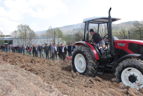 Erkunt, Düşük Yakıt Tüketimi  Noter Tarafından Tescilli Traktörleriyle Akyazı’da.