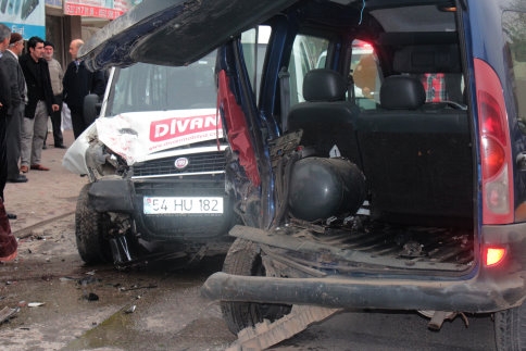 Kuzuluk Durağı önünde maddi hasarlı kaza