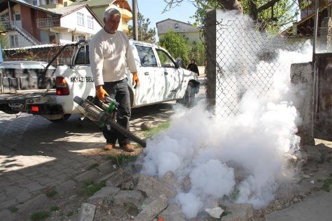 AKYAZI GENELİNDE KAPALI KANAL LARVA İLAÇLAMALARI BAŞLADI